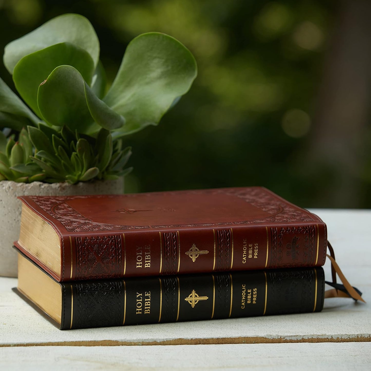 Biblia NABRE Edición Católica Letra Grande Tapa Cuero Negro