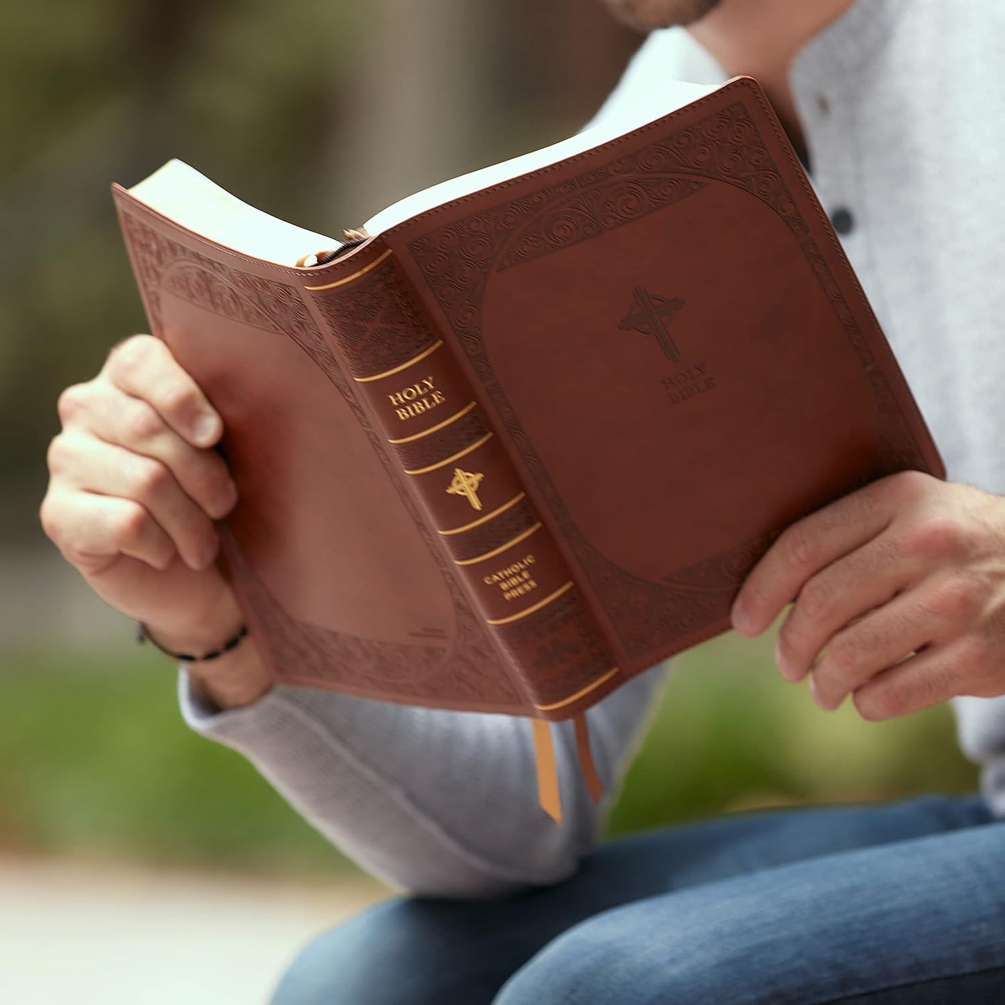 Biblia NABRE Edición Católica Letra Grande Tapa Cuero Marrón