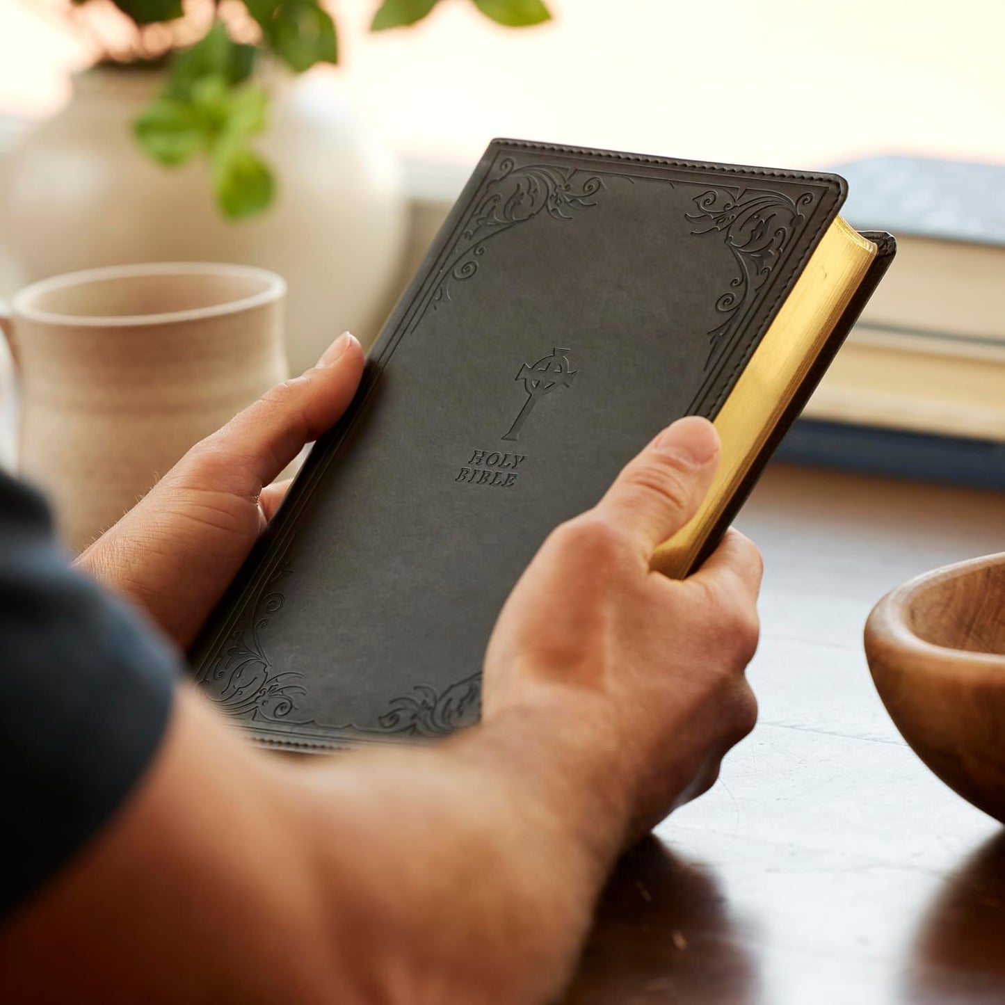 Biblia NRSV Edición Católica Tapa Cuero Negro