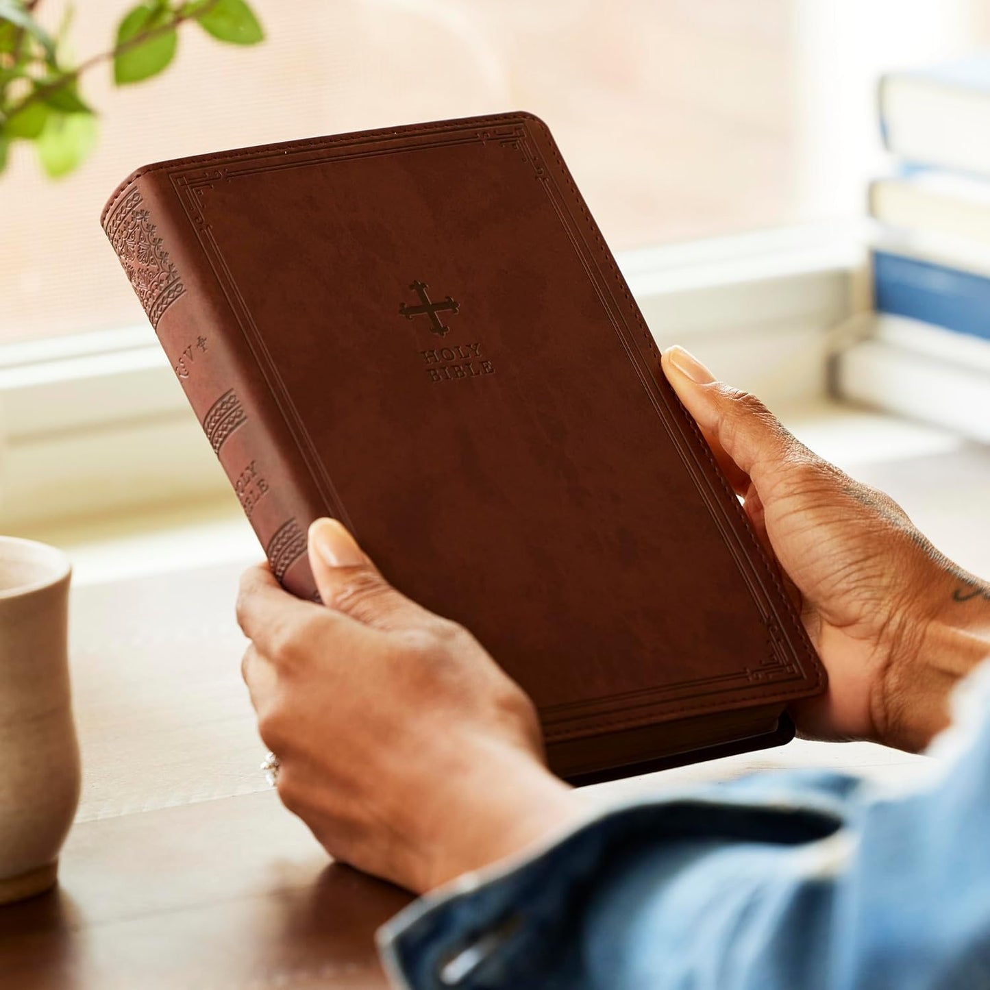 Biblia NRSV Edición Católica Tapa Cuero Marrón